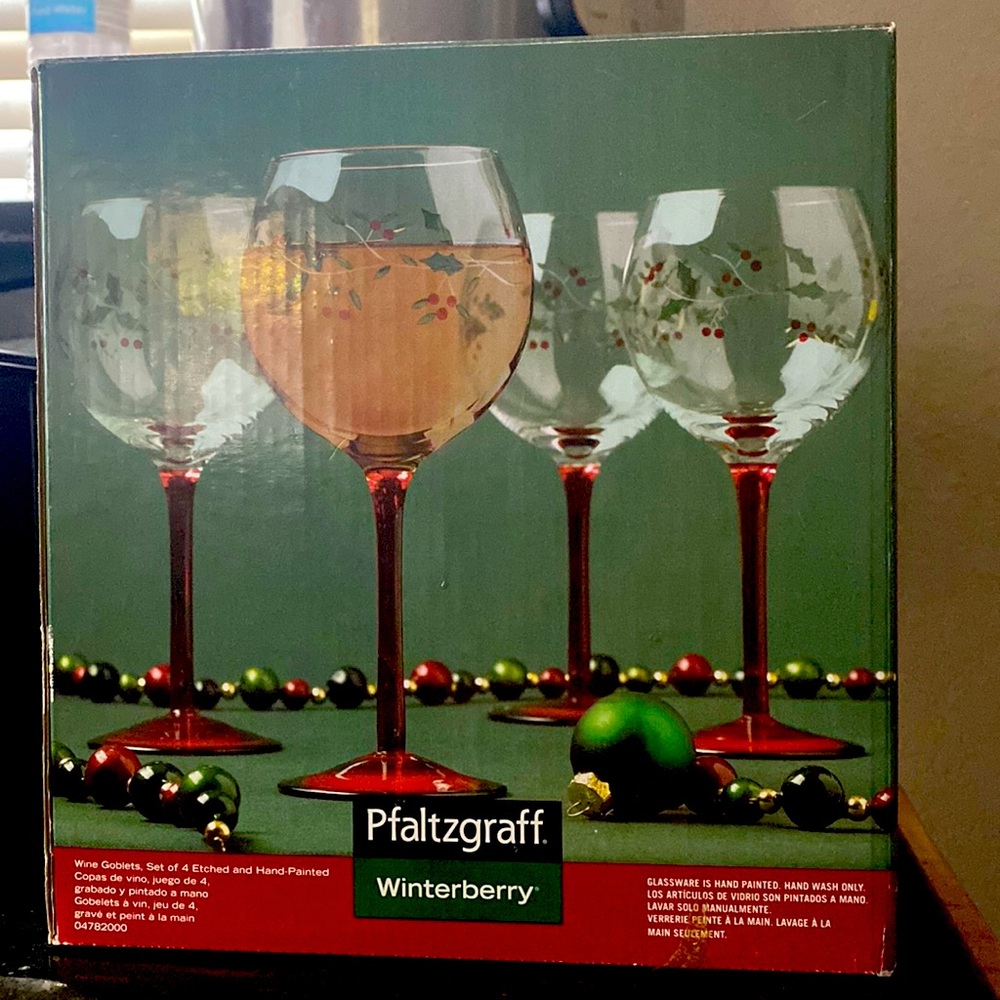 Set of 4   Xmas hand painted wine glasses still new in box